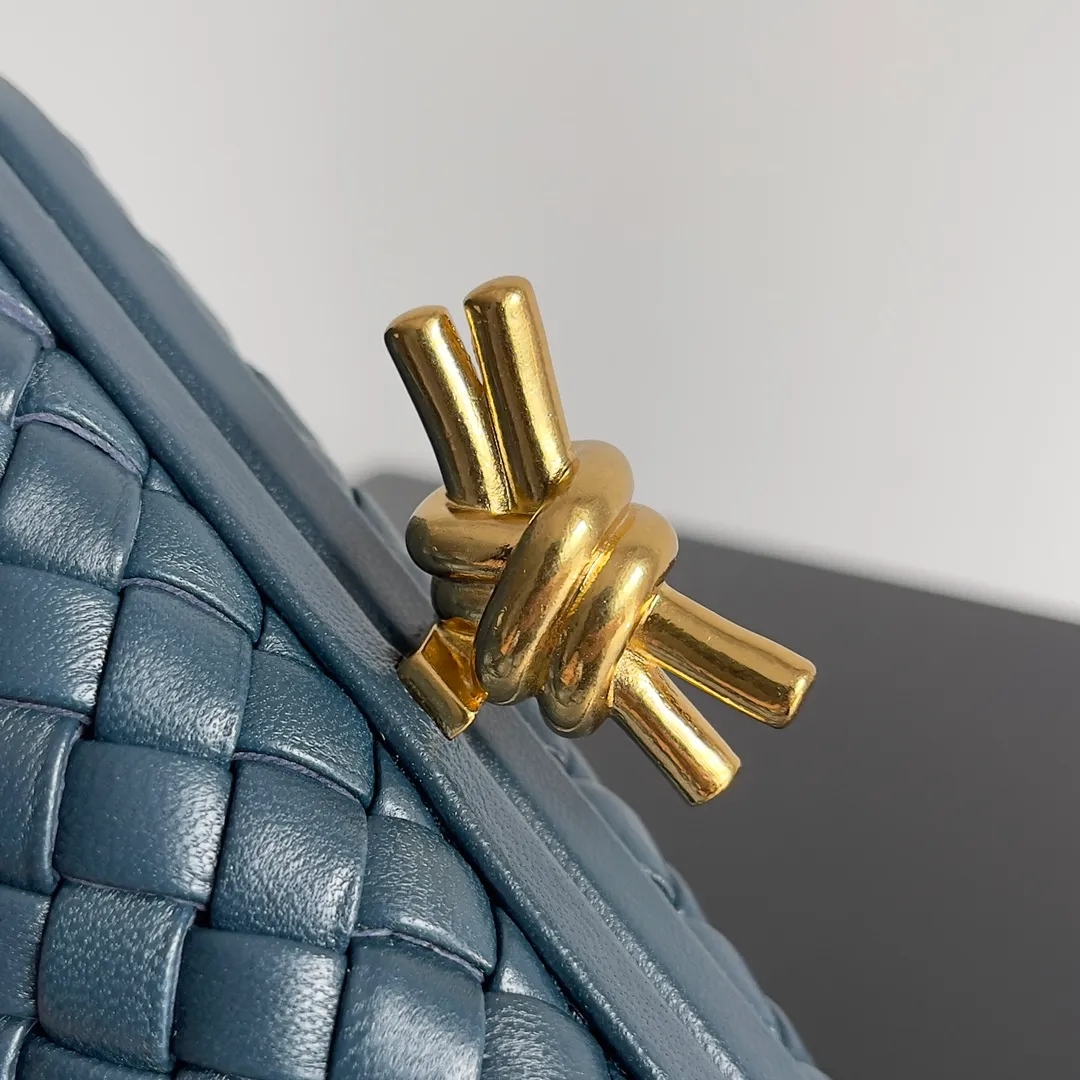 Batch 1860 BV Knot | The classic return of the evening bag. Original leather ➕ Stainless steel hardware ➕ 24k real gold plating ➕ Fully handmade. Those who know the history of our brand should have heard that the knot is a story of Bottega Veneta, and it is also one of the more important design elements. Matthieu Blazy's work this season sublimates Knot's classics, with a new knot design and a woven shoulder strap, plus Fouland Intreccio's weaving technology, adding some fashion to the retro and nostalgic feel of the past. Style number: 717622 Size: 20.5*6*12.5